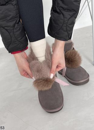 Жіночі натуральні уггі із бомбончиками