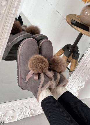 Жіночі натуральні уггі із бомбончиками