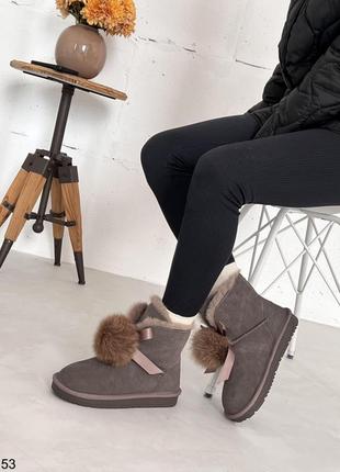 Жіночі натуральні уггі із бомбончиками