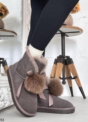 Жіночі натуральні уггі із бомбончиками