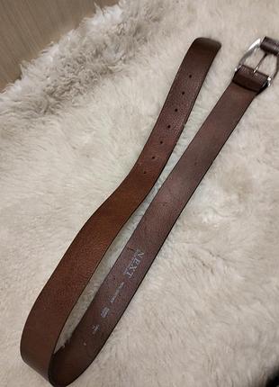 Замечательный кожаный ремень next.