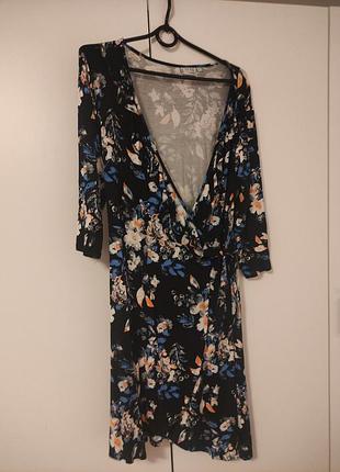 Платье на запах с декольте