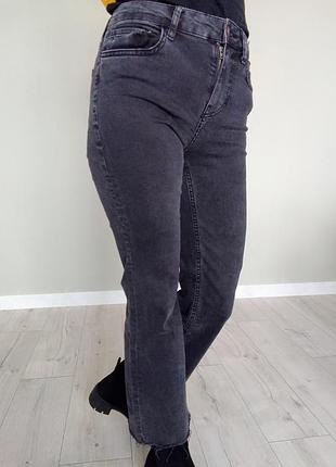 Джинсы клеш с необработанным низом