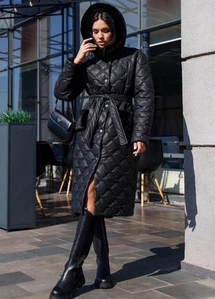 Стильне подовжене зимове пальто на утеплювачі чорного кольору