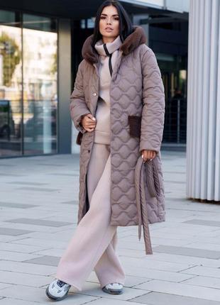 Стильне подовжене зимове пальто на утеплювачі кольору мокко5 фото