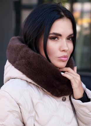 Стильне подовжене зимове пальто на утеплювачі бежевого кольору3 фото