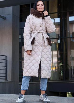 Стильне подовжене зимове пальто на утеплювачі бежевого кольору6 фото
