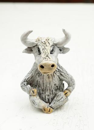 Фигурка белого быка сувенир для дома1 фото