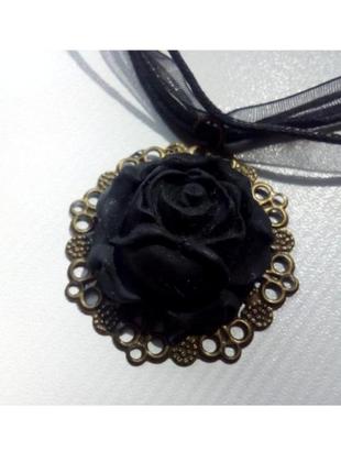 Красивая подвеска черная роза