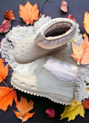 Зимние сапоги женские серые короткие crocs classic neo puff shorty light grey / white