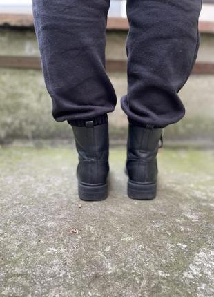 Демисезонные черные ботинки на шнурках с молнией7 фото