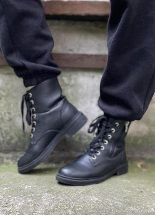 Демисезонные черные ботинки на шнурках с молнией1 фото