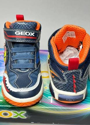 Детские ботинки geox inek 27,31,33 р-р  с мигалками для мальчика.2 фото
