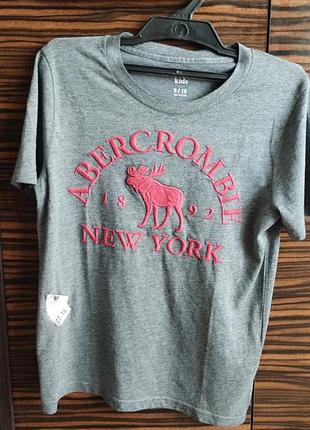 Серая футболка на мальчика abercrombie new york!