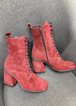 Червоні ботильони черевики на каблуку з натуральної шкіри з тисненням з трояндами