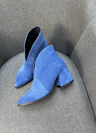 Сині замшеві ботильони з гострим носком багато кольорів