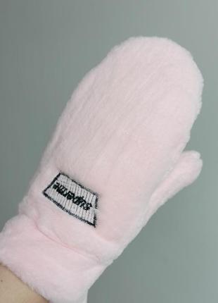 Пухнасті рукавиці на шнурку (варежки)2 фото