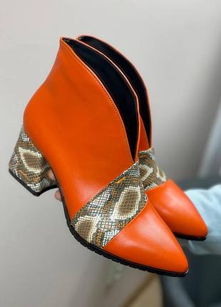 Яскраві оранжеві шкіряні ботильони з гострим носком