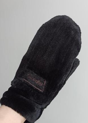 Пухнасті рукавиці на шнурку (варежки)2 фото