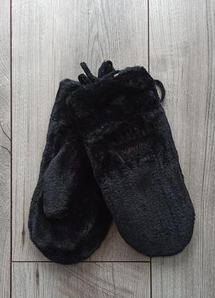 Пухнасті рукавиці на шнурку (варежки)
