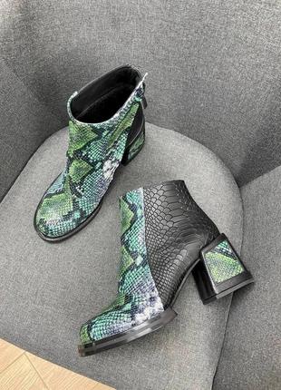 Эксклюзивные ботинки из итальянской кожи и замши женские на каблуках зеленые рептилия4 фото