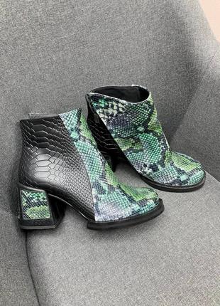 Эксклюзивные ботинки из итальянской кожи и замши женские на каблуках зеленые рептилия2 фото