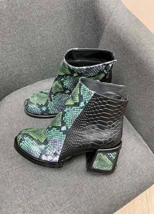 Эксклюзивные ботинки из итальянской кожи и замши женские на каблуках зеленые рептилия3 фото