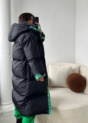 Теплий зимовий пуховик оверсайз з яскравими вставками з кишенями капюшоном міді вільного прямого крою пальто