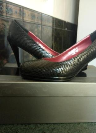 Туфли лодочки из лаковой кожи под питона