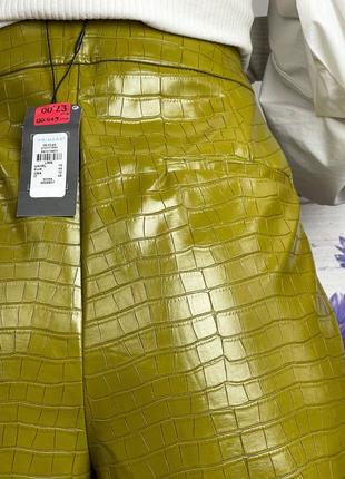 Лакированные оливковые зауженные брюки под рептилию 1+1=33 фото