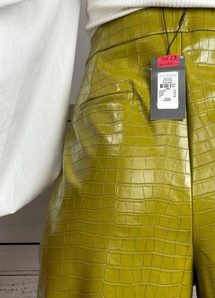 Лакированные оливковые зауженные брюки под рептилию 1+1=34 фото