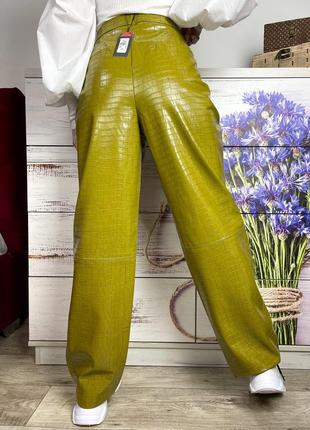 Лакированные оливковые зауженные брюки под рептилию 1+1=35 фото