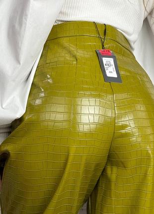 Лакированные оливковые зауженные брюки под рептилию 1+1=37 фото
