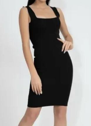 Маленьке чорне плаття по фігурі