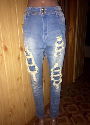 Стильные джинсы с заниженной посадкой.1 фото