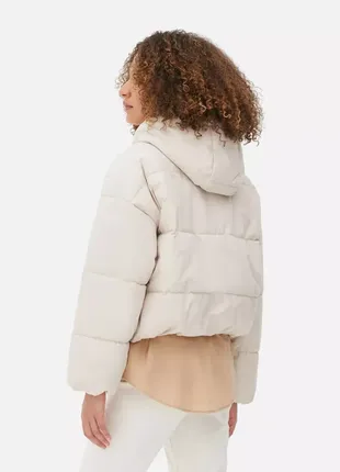 Короткая зимняя куртка белого цвета2 фото