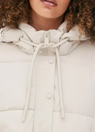 Короткая зимняя куртка белого цвета3 фото