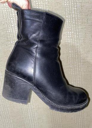 Женские кожаные ботинки на устойчивом каблуке3 фото