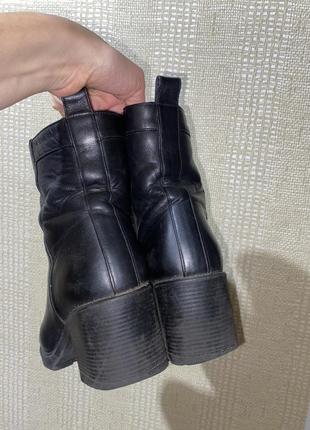 Женские кожаные ботинки на устойчивом каблуке5 фото