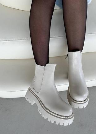 Женские ботинки челси в молочном цвете без стразов на молнии теплые6 фото
