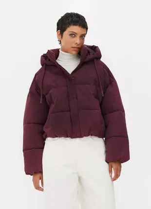 Коротка зимова куртка бордового  кольору