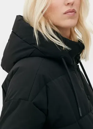 Короткая зимняя куртка черного цвета3 фото