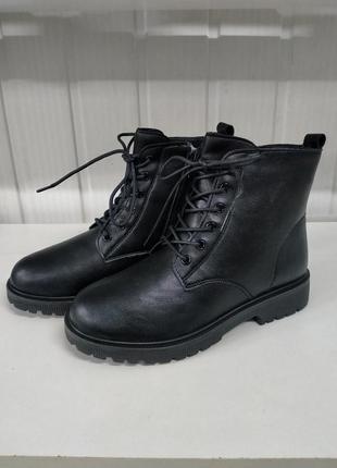 Ботинки женские, черные, утепленные,на шнурках, на молнии, очень легкие и удобные.и-5066.
цена-1150грн
размеры:37;38;39;40;41.