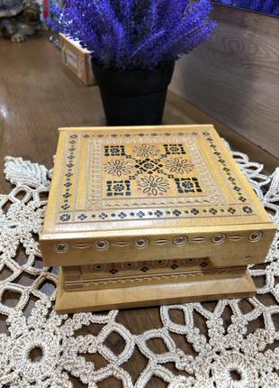 Шкатулка для украшений.