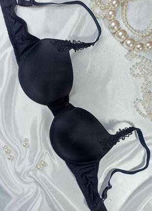 Прекрасный базовый гладкий черный бюстгальтер из микрофибры с аппликацией из кружева