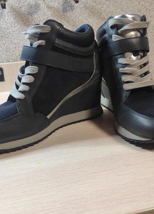 Продам сникерсы tommy hilfiger