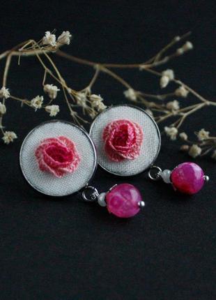 Маленькие малиновые розовые серьги цвяшки с агатом нежные украшения с розами1 фото