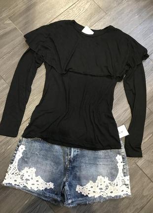 Чорна блуза з воланами