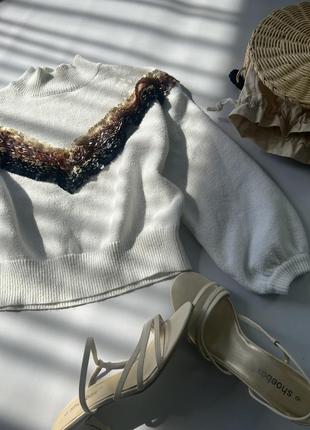 Свитер молочный с пайетками объемные рукава