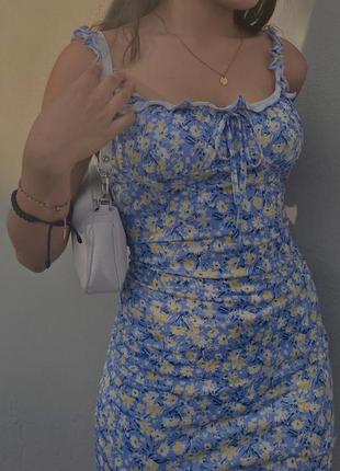 Нежное мини платье с цветочным принтом6 фото